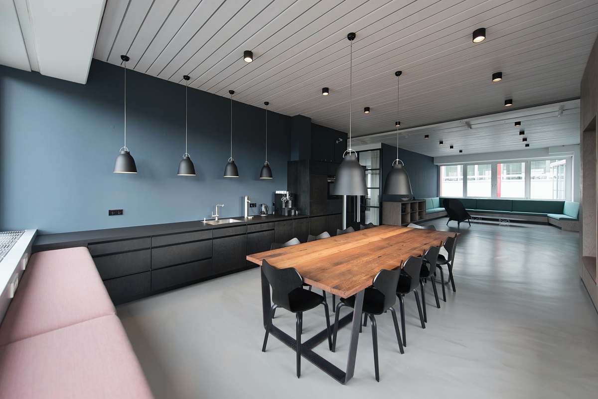 conference room room with pendant lamps and rectangular dining set meeting room